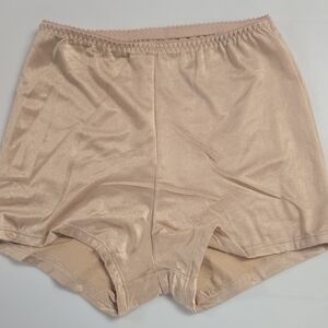 Vassarette Shimmering Nude Shorts